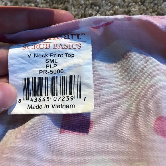 Hearts and crossbones scrub top - Picture 3 of 3